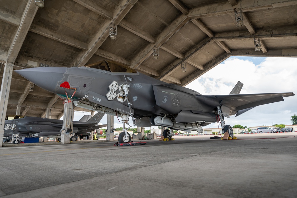 F-35A Lightning IIs arrive at Kadena