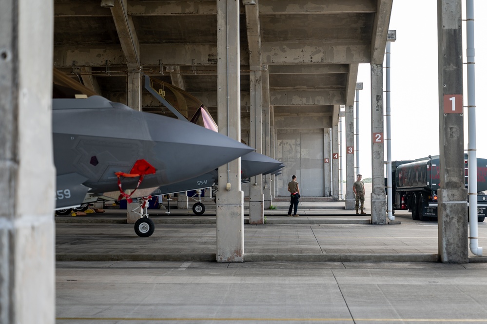 F-35A Lightning IIs arrive at Kadena