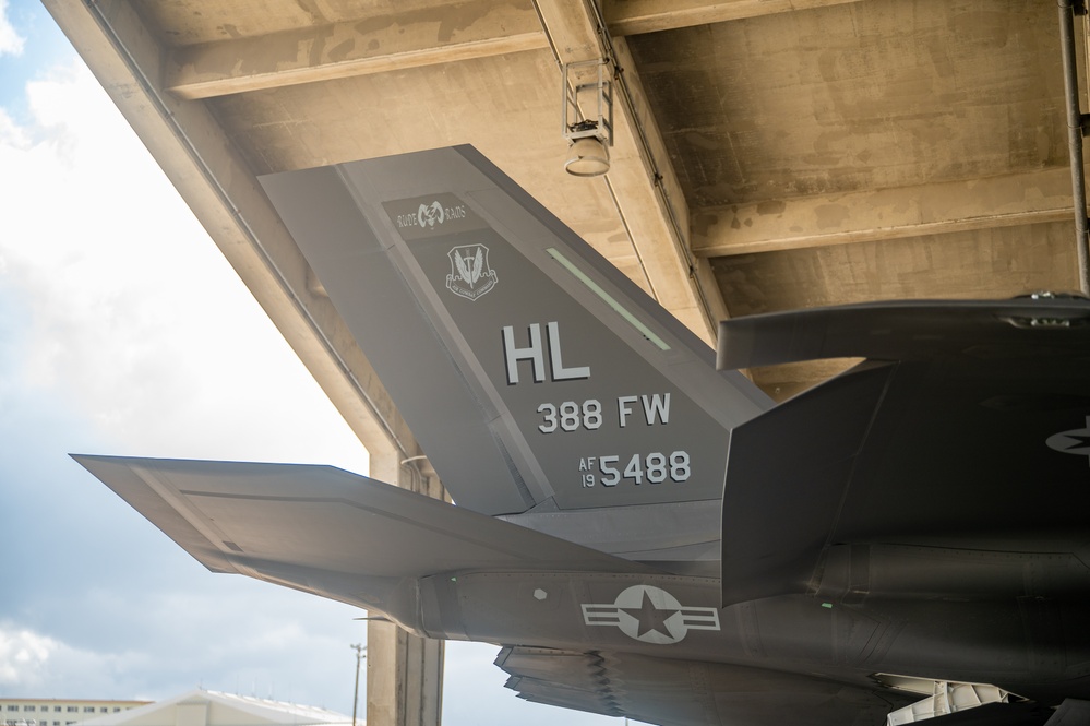 F-35A Lightning IIs arrive at Kadena