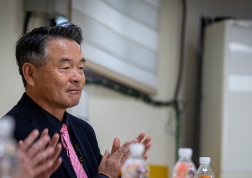 Eighth Army POL/MIL advisor donates ROK-U.S. Alliance award to community support facility