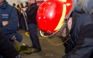 USS Ronald Reagan (CVN 76) conducts pipe patching training