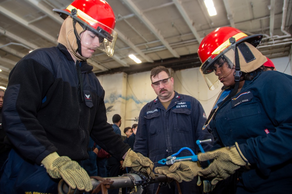 USS Ronald Reagan (CVN 76) conducts pipe patching training