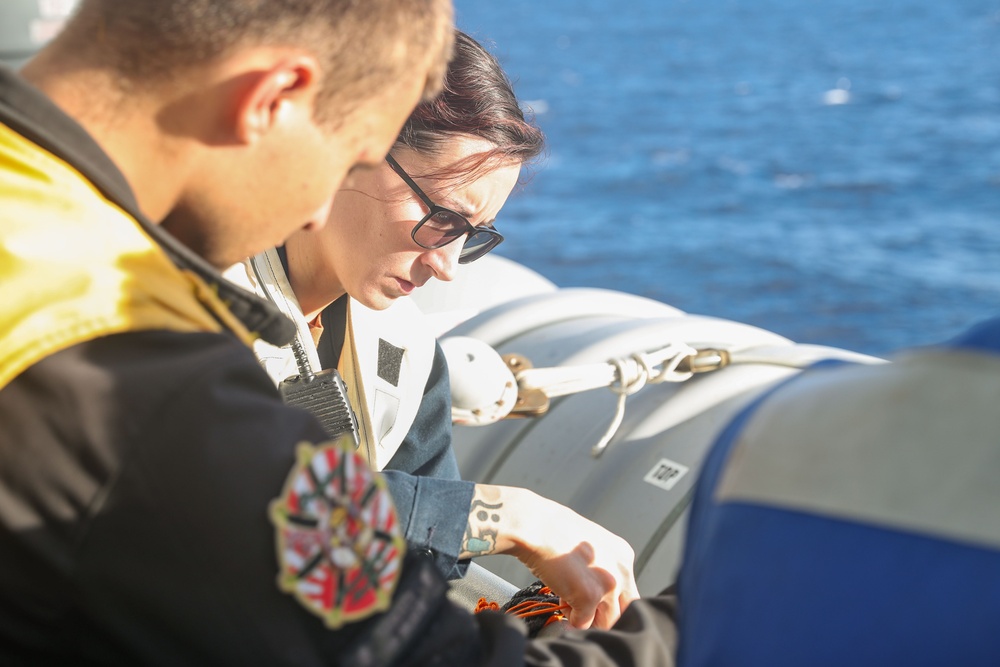 USS George Washington (CVN 73) conducts a fueling-at-sea with USS Higgins (DDG 76)