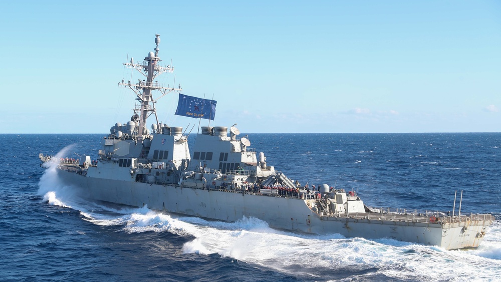 USS George Washington (CVN 73) conducts a fueling-at-sea with USS Higgins (DDG 76)