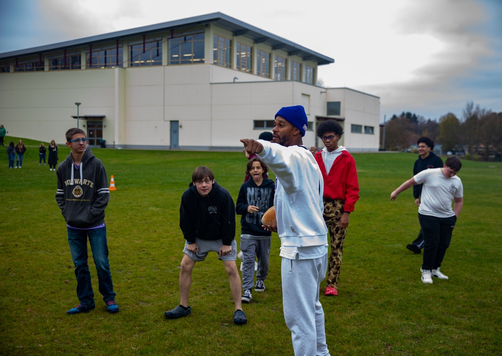 Former NFL Stars visit with Students in Vilseck