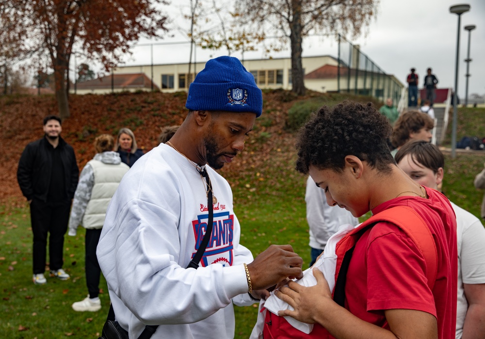 Former NFL Stars visit with Students in Vilseck