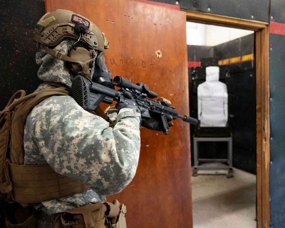 FASTEUR Marines Conduct Breach and Clear Training