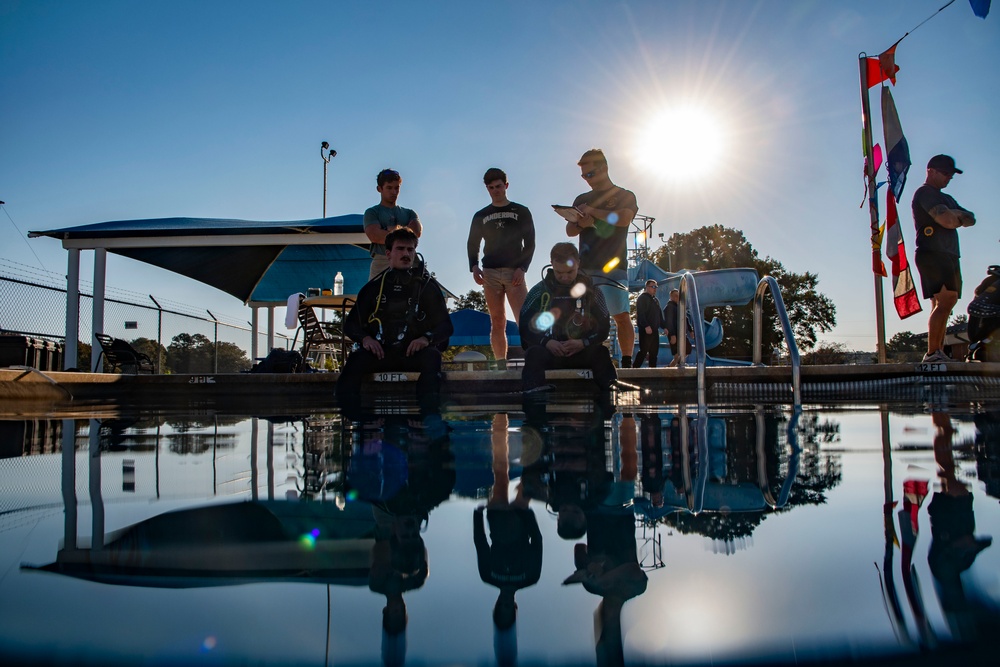 NNPTC and NPTU Conduct Proficiency Dive