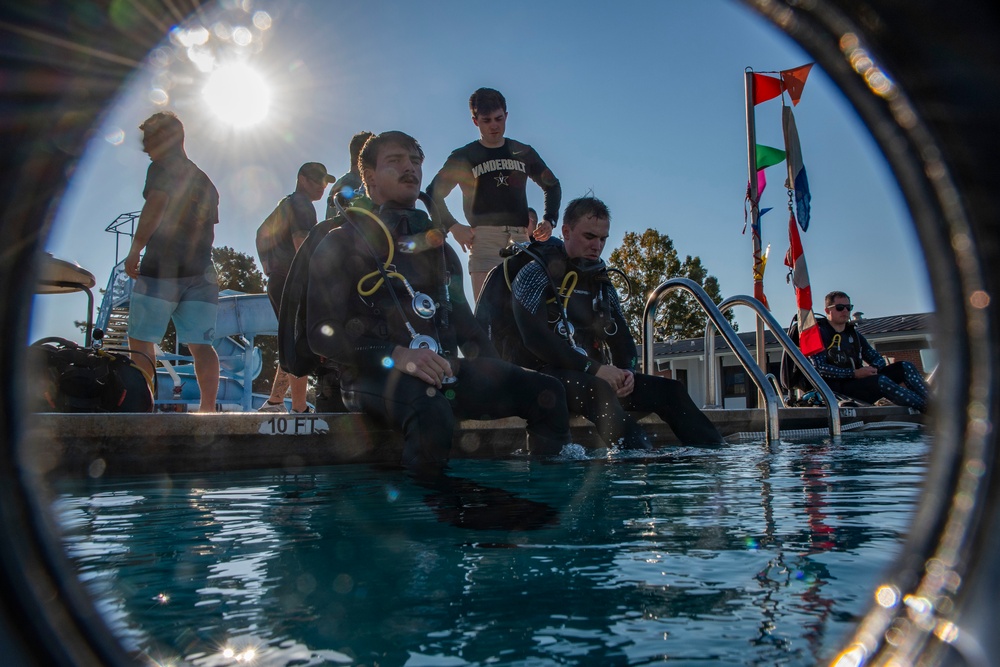 NNPTC and NPTU Conduct Proficiency Dive