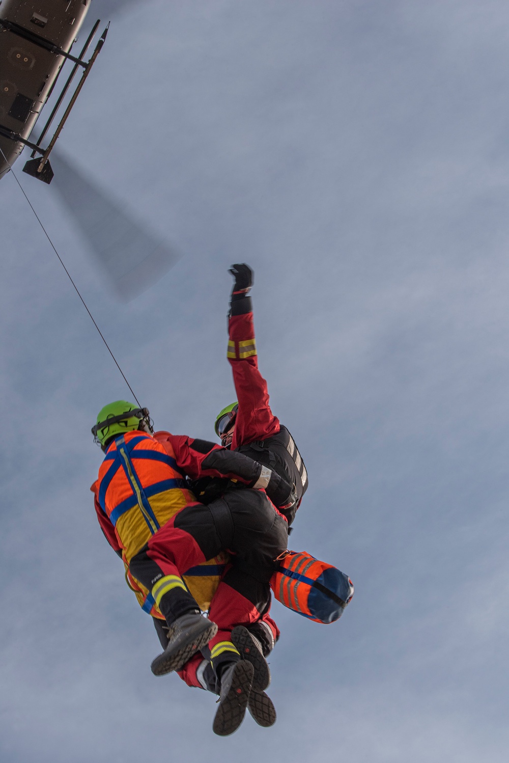 Soldiers, firefighters conduct joint hoist rescue training