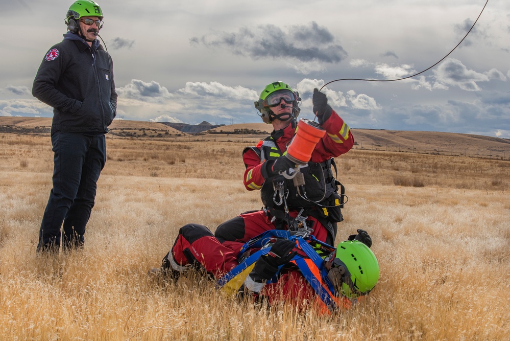 Soldiers, firefighters conduct joint hoist rescue training