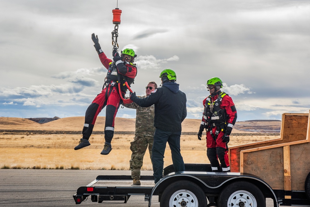 Soldiers, firefighters conduct joint hoist rescue training