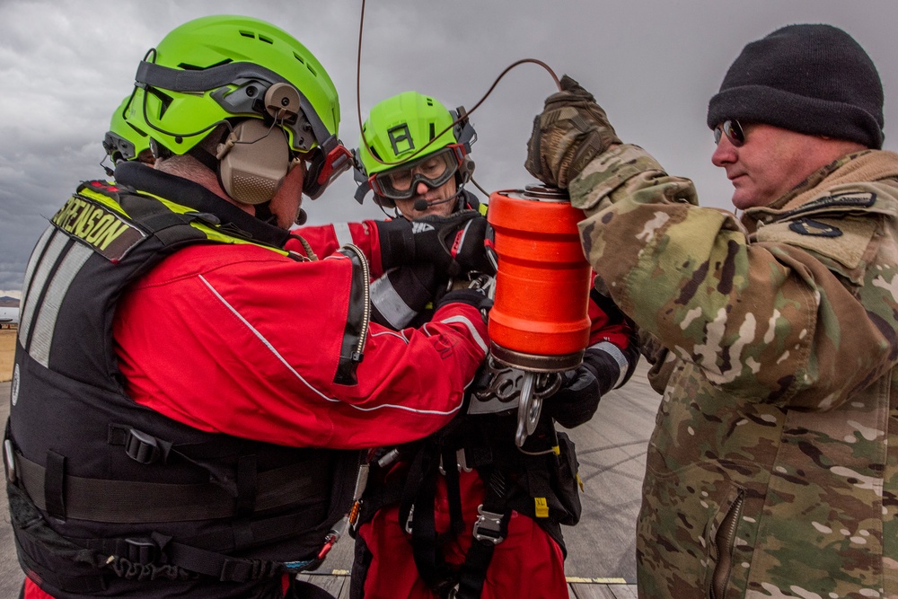 Soldiers, firefighters conduct joint hoist rescue training