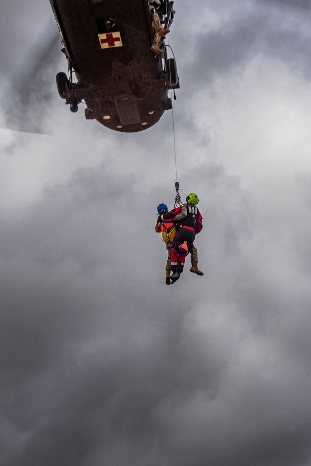 Soldiers, firefighters conduct joint hoist rescue training