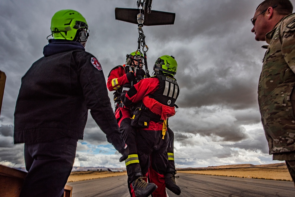 Soldiers, firefighters conduct joint hoist rescue training