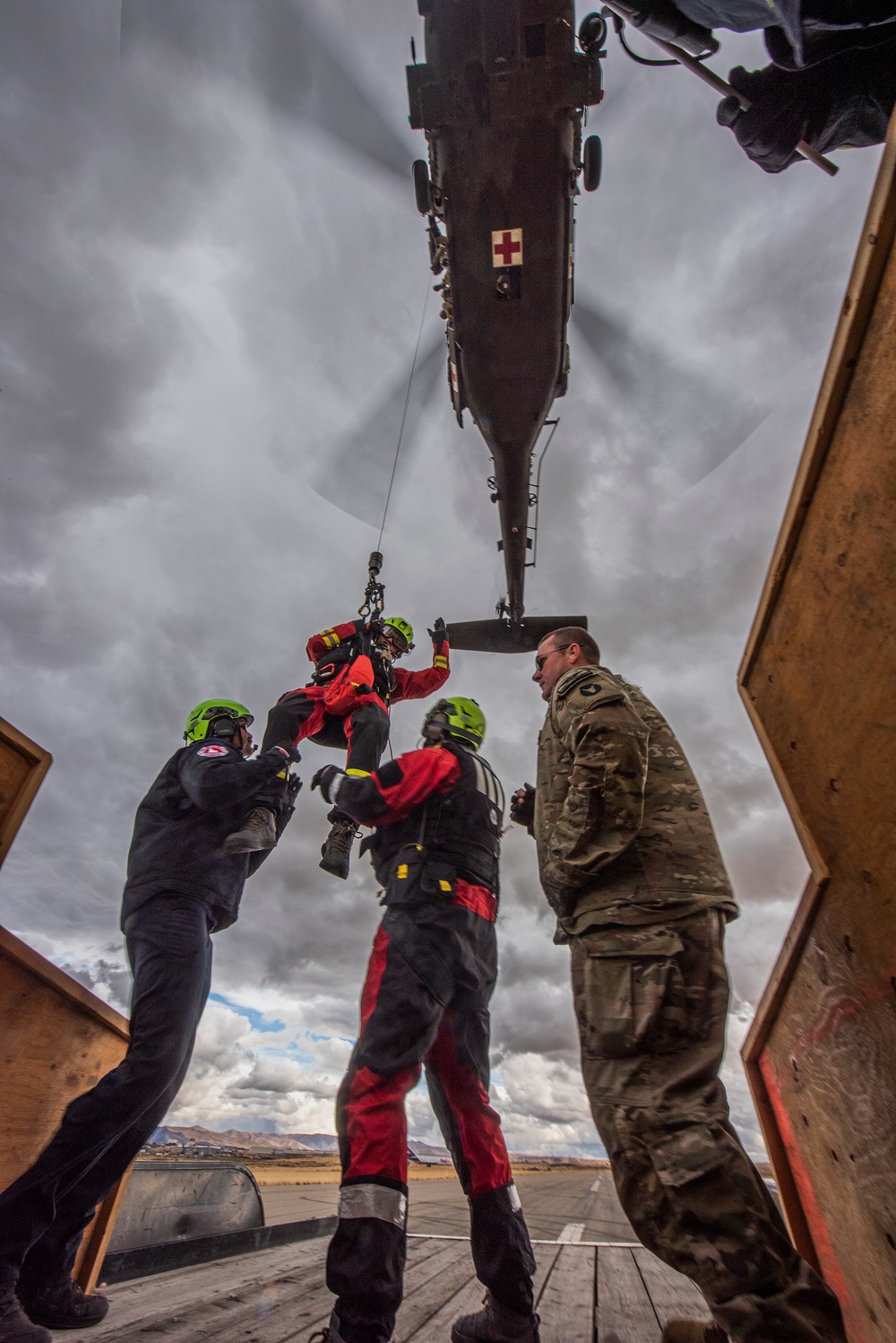 Soldiers, firefighters conduct joint hoist rescue training