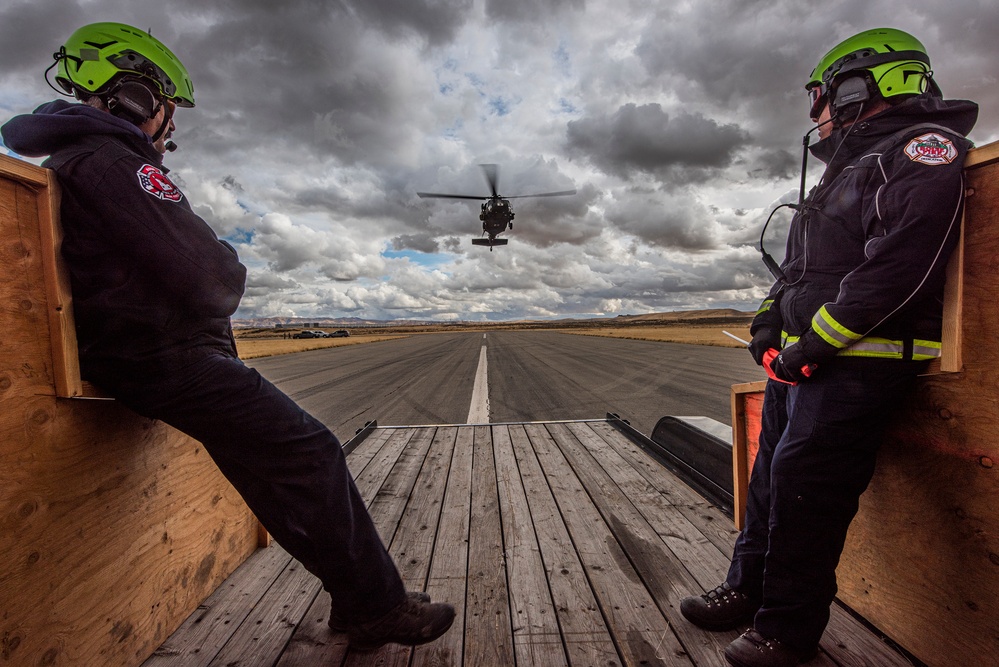 Soldiers, firefighters conduct joint hoist rescue training