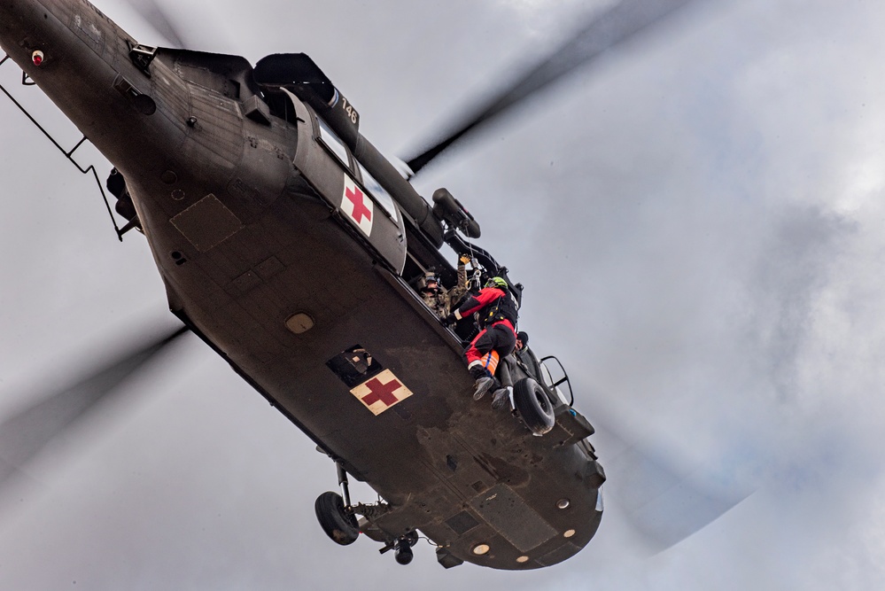 Soldiers, firefighters conduct joint hoist rescue training