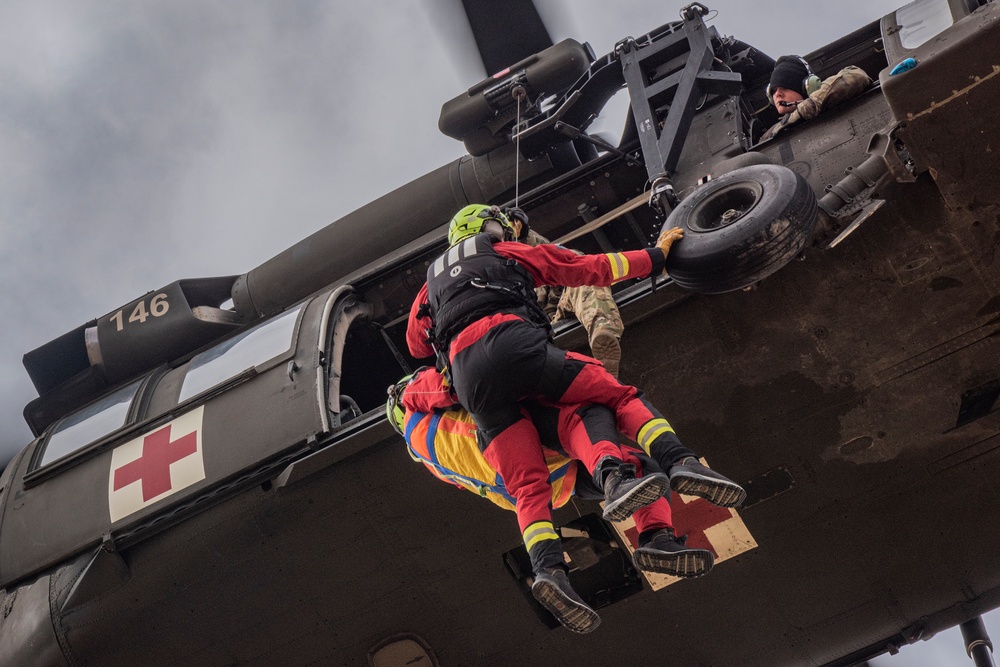 Soldiers, firefighters conduct joint hoist rescue training