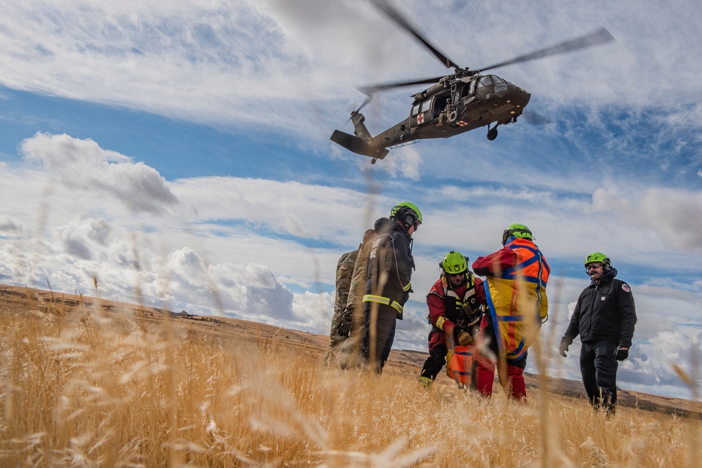 Soldiers, firefighters conduct joint hoist rescue training