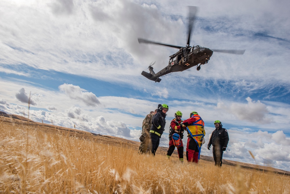 Soldiers, firefighters conduct joint hoist rescue training