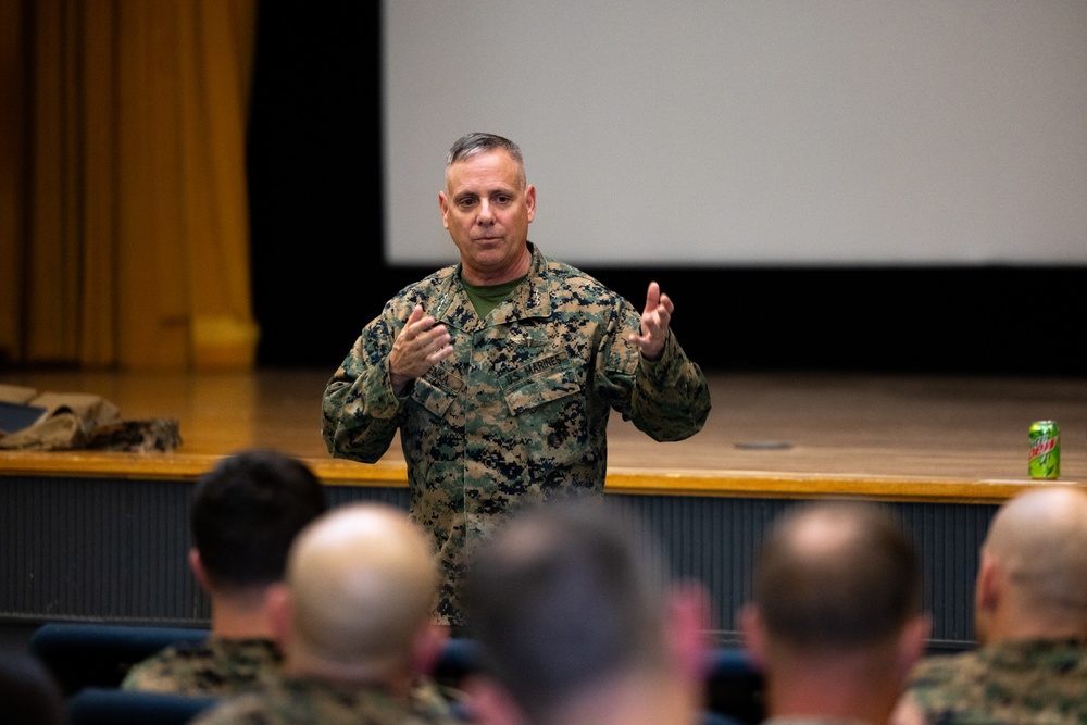 Lt. Gen. Sklenka visits Camp Foster