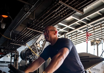 USS Ronald Reagan (CVN 76) Sailors participate in a Cycle-to-End-the-Cycle challenge