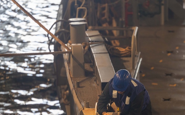 USS OAK HILL ARRIVES IN SOUDA BAY, GREECE