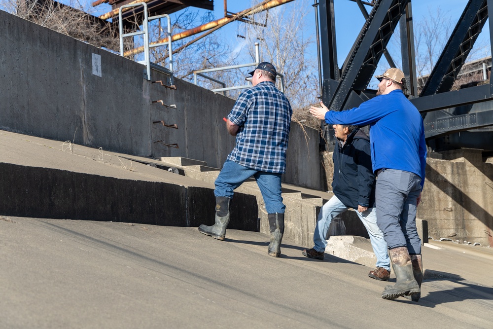 Kansas City District Team Conducts Channel Inspection