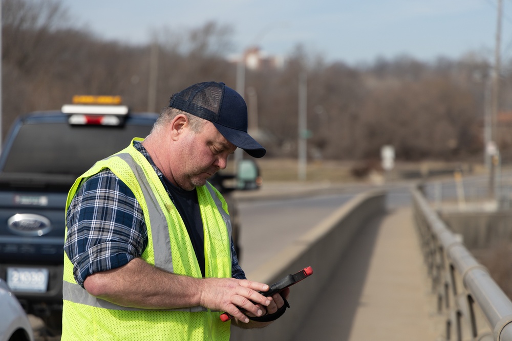 Kansas City District Team Conducts Channel Inspection