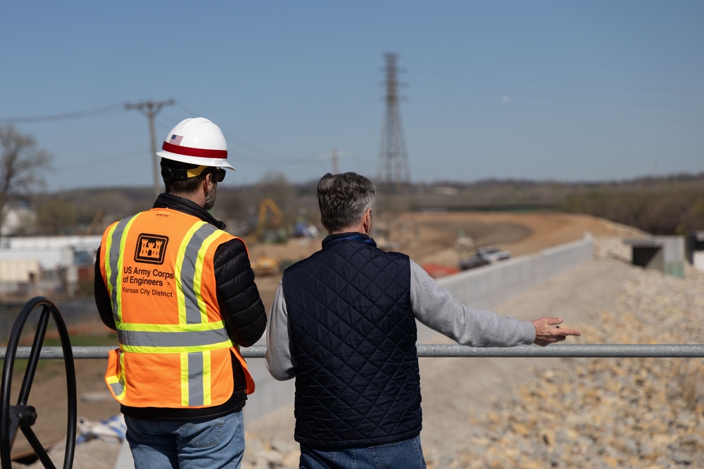 Kansas City Levees Program Manager Discusses Project with Local Reporter