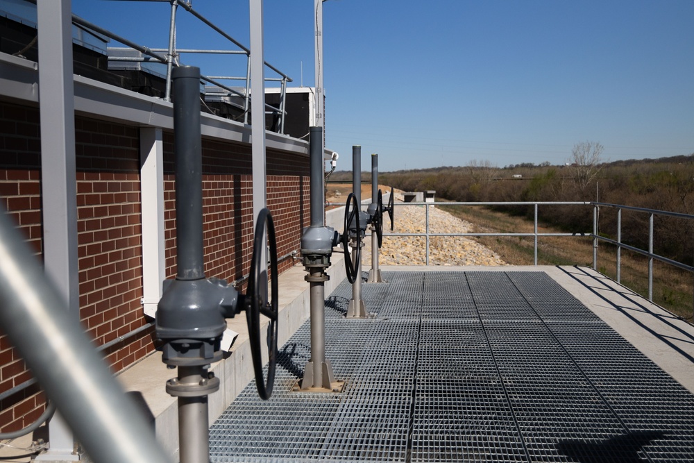 Kansas City Levees Program Manager Discusses Project with Local Reporter