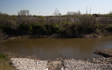 Kansas City Levees Program Manager Discusses Project with Local Reporter