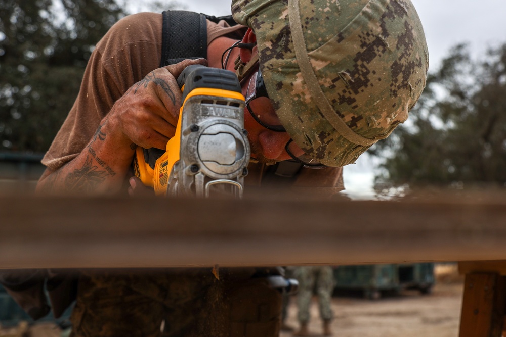 NMCB 4 Seabees and 7ESB Marines Work Together