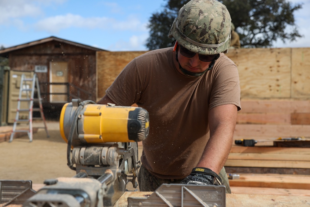 NMCB 4 Seabees and 7ESB Marines Work Together