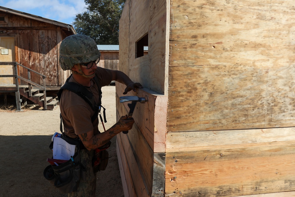 NMCB 4 Seabees and 7ESB Marines Work Together