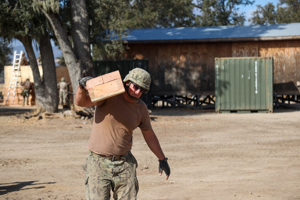 NMCB 4 Seabees and 7ESB Marines Work Together