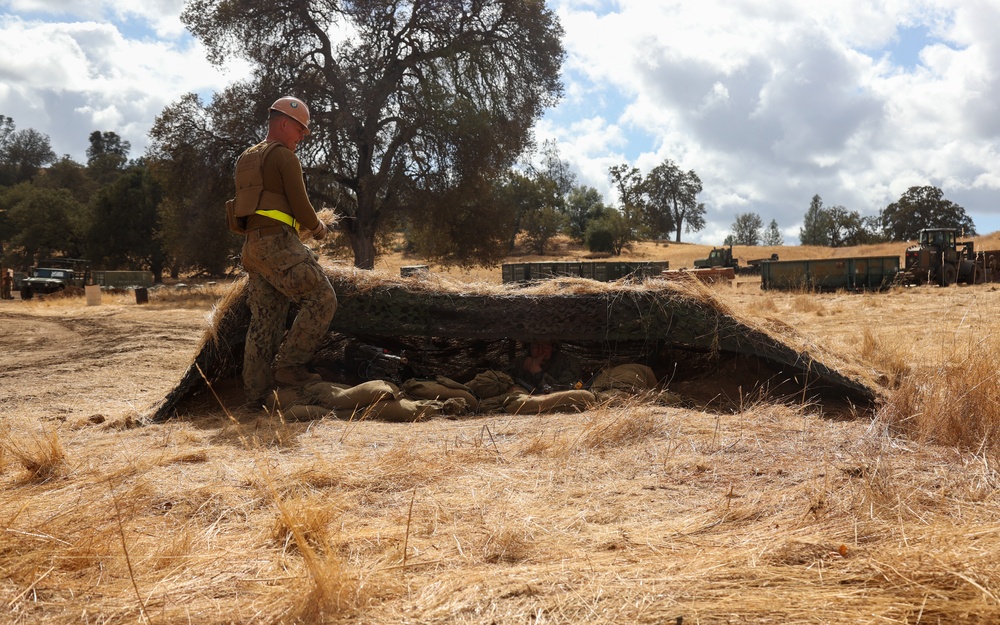 NMCB 4 Seabees and 7ESB Marines Work Together