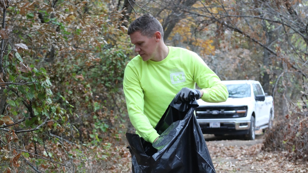 Volunteers, Lake Offices Clean up Skiatook Lake park