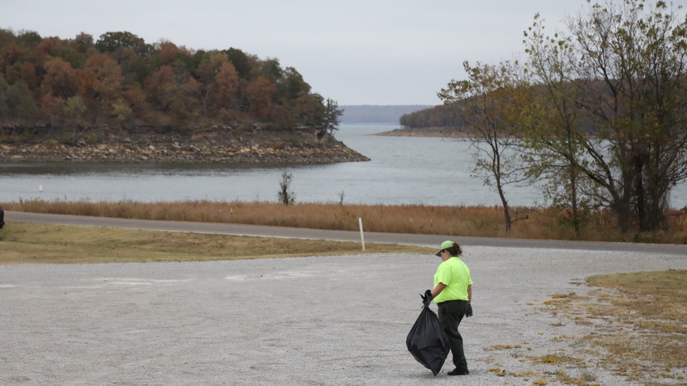 Volunteers, Lake Offices Clean up Skiatook Lake park