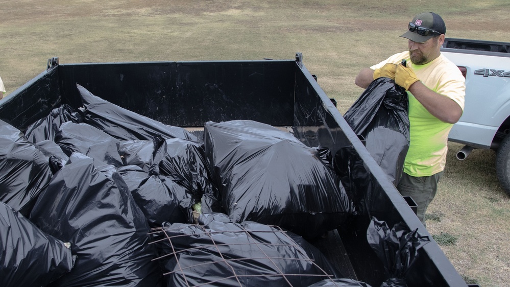 Volunteers, Lake Offices Clean up Skiatook Lake park