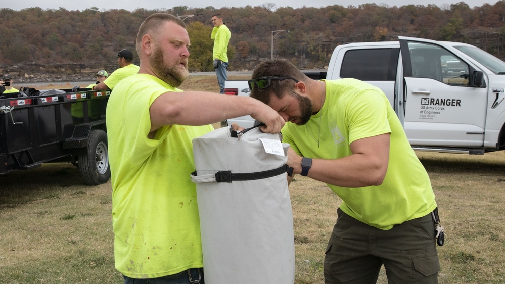 Volunteers, Lake Offices Clean up Skiatook Lake park