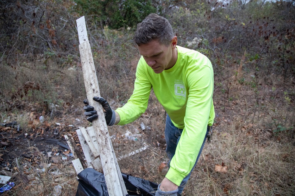 Volunteers, Lake Offices Clean up Skiatook Lake park