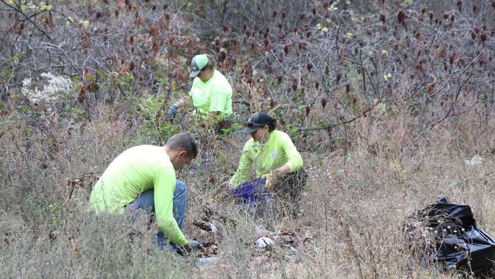 Volunteers, Lake Offices Clean up Skiatook Lake park