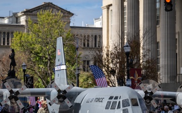 Kentucky Air Guard joins dozens of groups to honor veterans at city parade