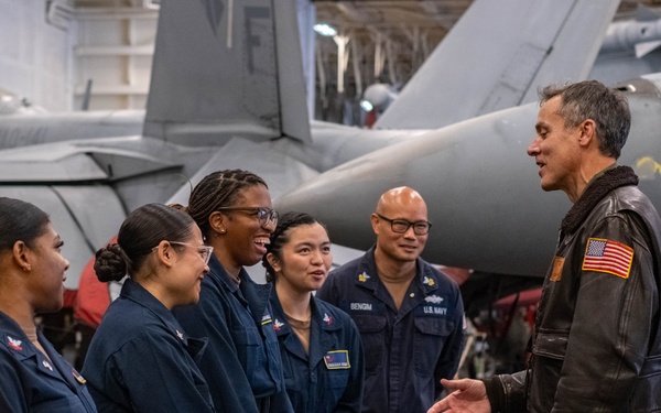 Commander, Task Force 70 (CTF 70) speaks to USS George Washington (CVN 73) Sailors