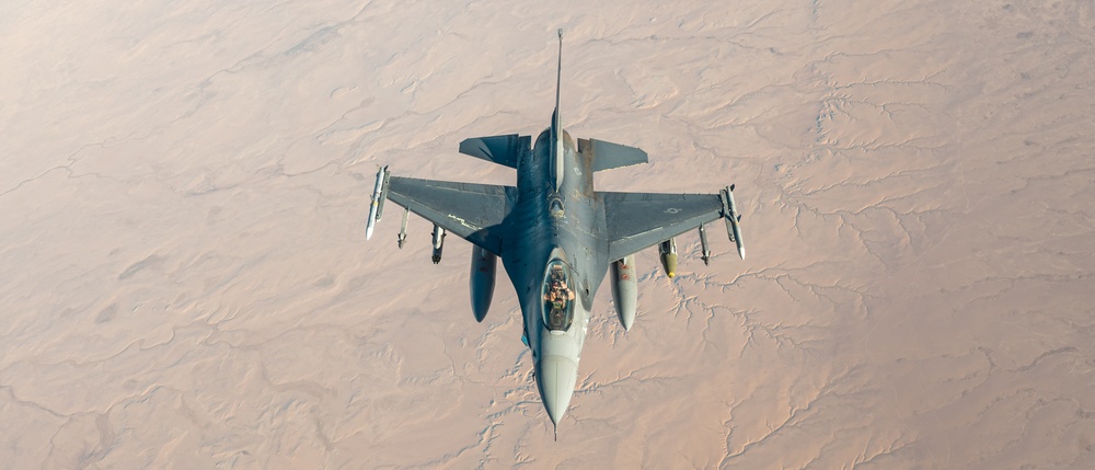U.S. KC-135 refuels Fighting Falcons over CENTCOM