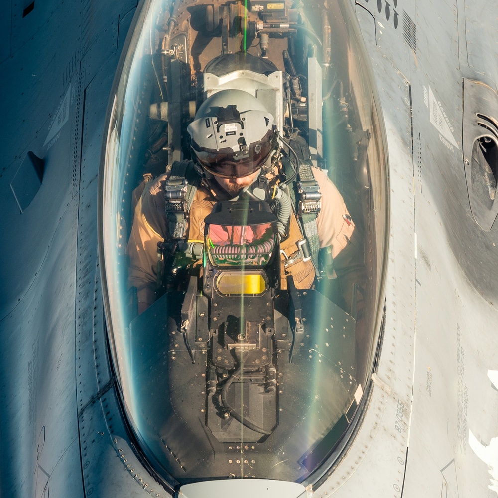 U.S. KC-135 refuels Fighting Falcons over CENTCOM