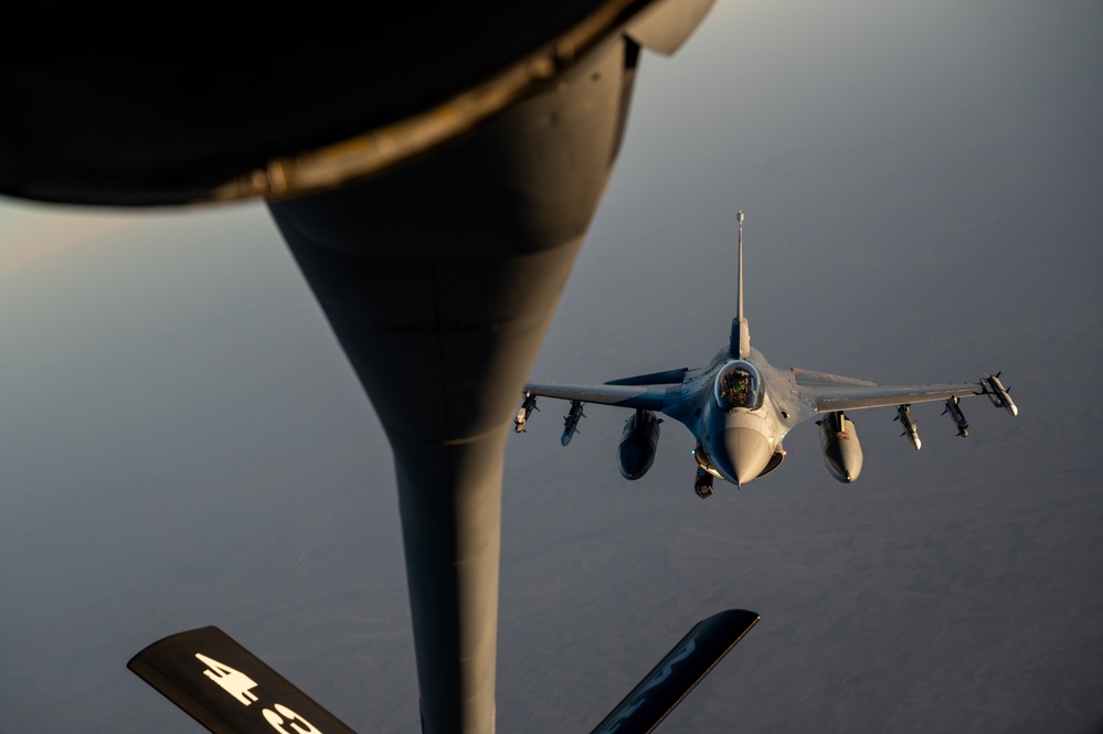 U.S. KC-135 refuels Fighting Falcons over CENTCOM