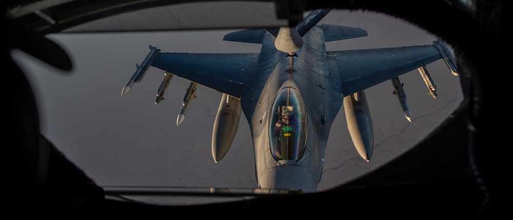 U.S. KC-135 refuels Fighting Falcons over CENTCOM